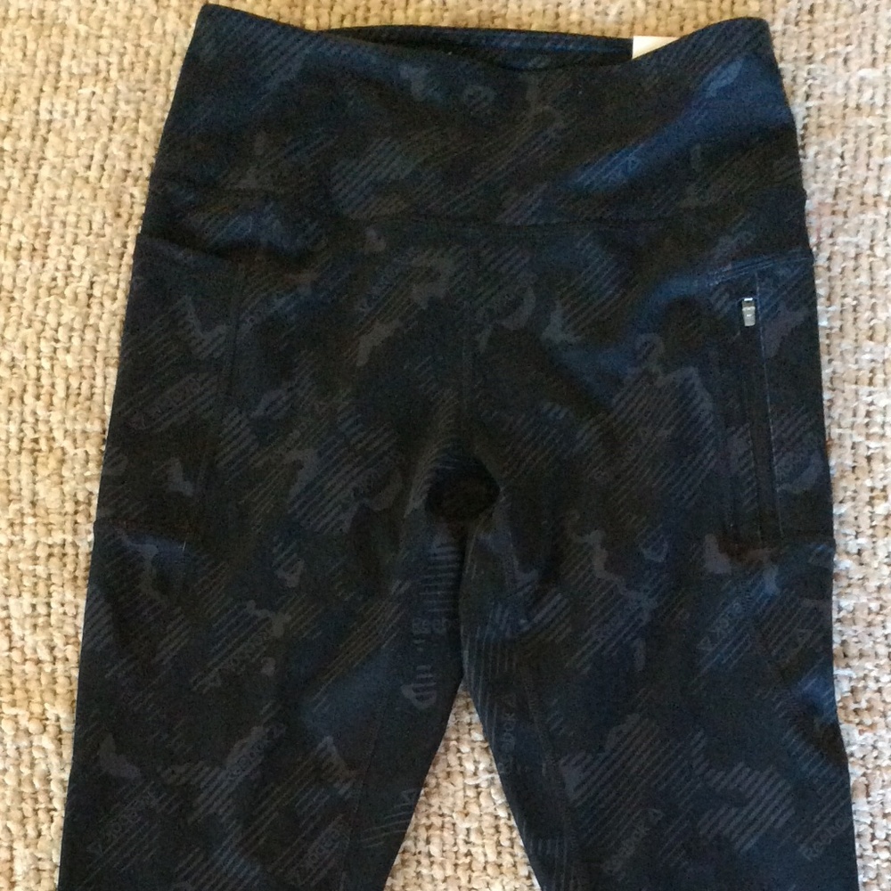 NEW Ladies 7/8 Reebok Leggings | Size Medium | Black and Grey Logo | 2 Pockets